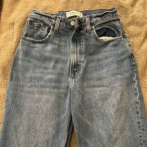 A&F Curve Love Ultra High Rise 90s Straight Jeans - Medium